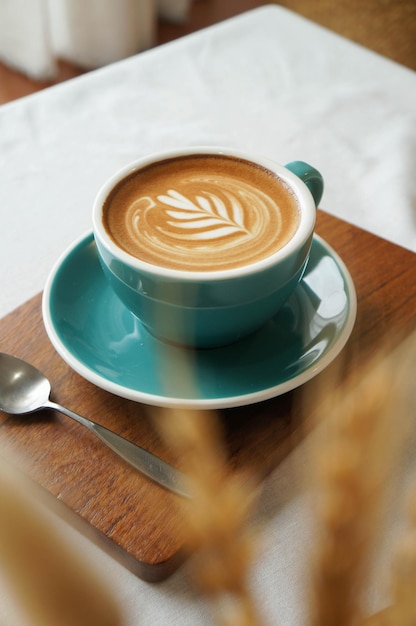 Primer plano de un capuchino en la mesa