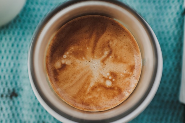 Primer plano del capuchino en la mesa