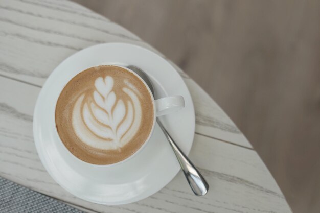 Foto primer plano de un capuchino en la mesa