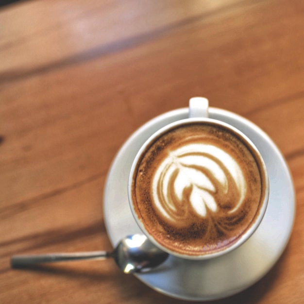 Primer plano del capuchino en la mesa
