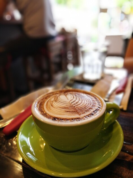 Primer plano de un capuchino en la mesa