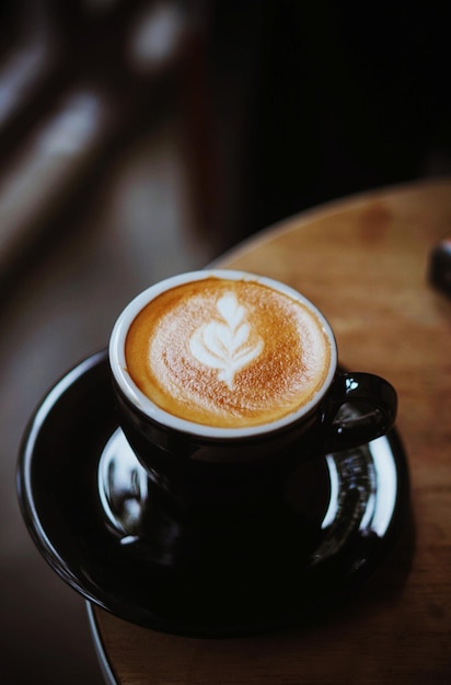 Primer plano de un capuchino en la mesa