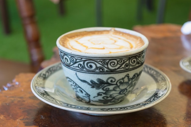 Primer plano del capuchino en la mesa