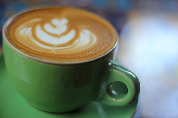 Foto primer plano de un capuchino en la mesa