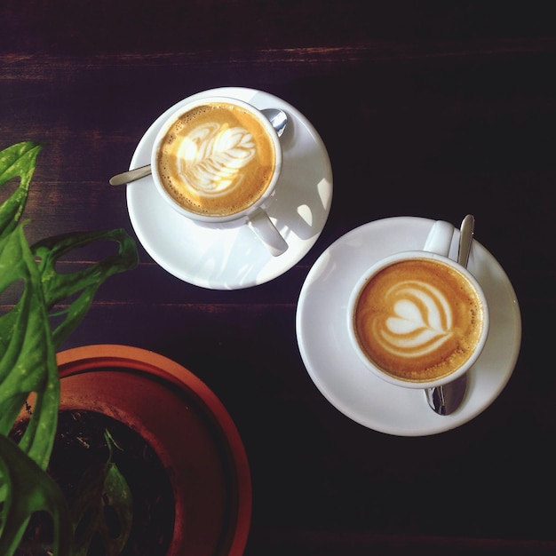 Primer plano del capuchino en la mesa