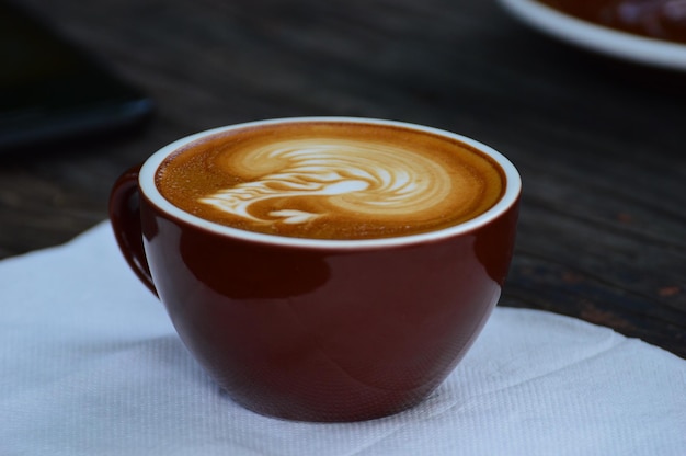 Primer plano de un capuchino en la mesa