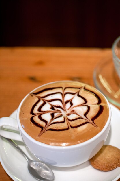 Foto primer plano de un capuchino en la mesa