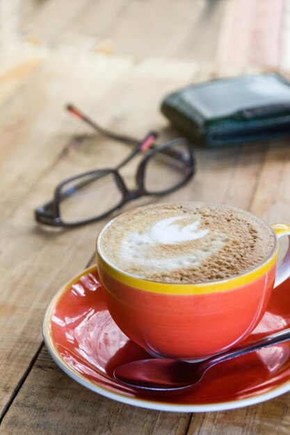 Foto primer plano de un capuchino en la mesa