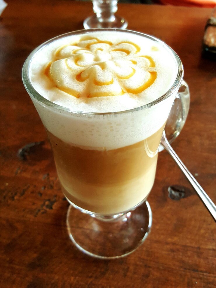 Foto primer plano de un capuchino servido en la mesa