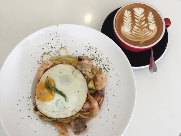 Foto primer plano de un capuchino servido en la mesa