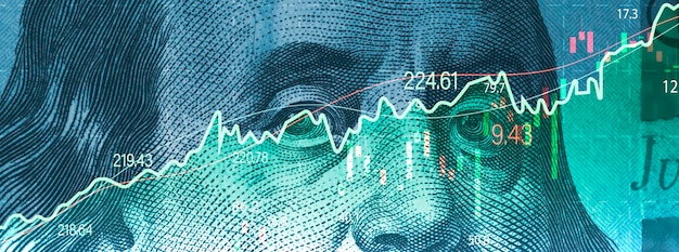 Foto primer plano de la cara de benjamin franklin en el billete de usd con el gráfico del mercado de valores para el cambio de divisas y el concepto de forex de comercio mundial