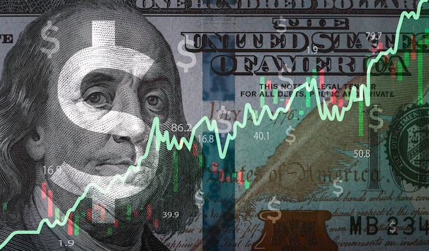 Primer plano de la cara de Benjamin Franklin en el billete de USD con el gráfico del mercado de valores para el cambio de divisas y el concepto de forex de comercio mundial