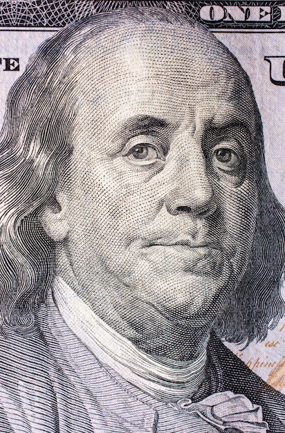 Primer plano de la cara de Benjamin Franklin en dólares estadounidenses