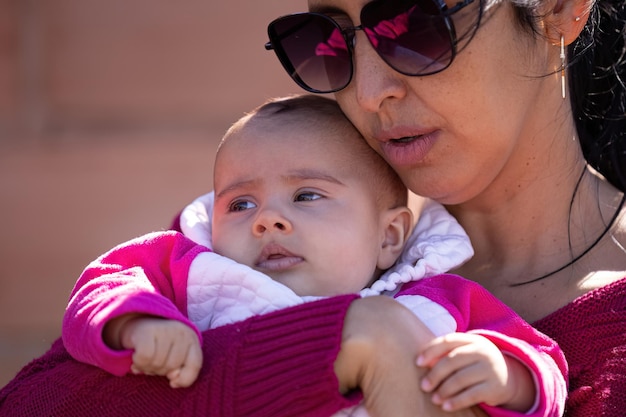 primer plano de la cara de la madre y el rostro del bebé recién nacido