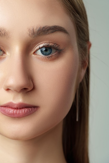 Primer plano de la cara de una mujer con ojos azules