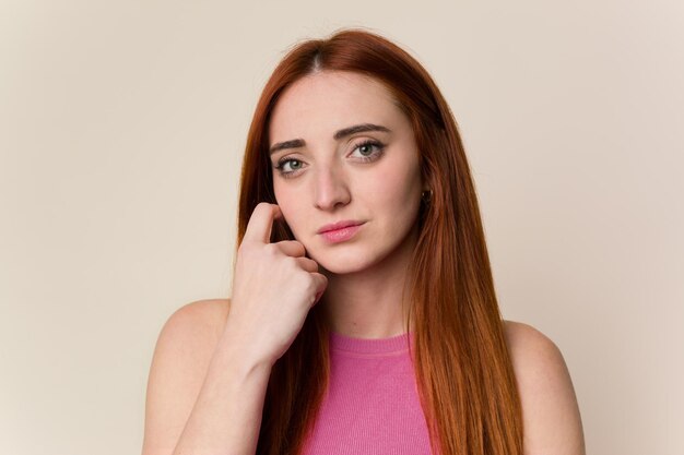 Primer plano de cara de mujer de pelo rojo joven aislado