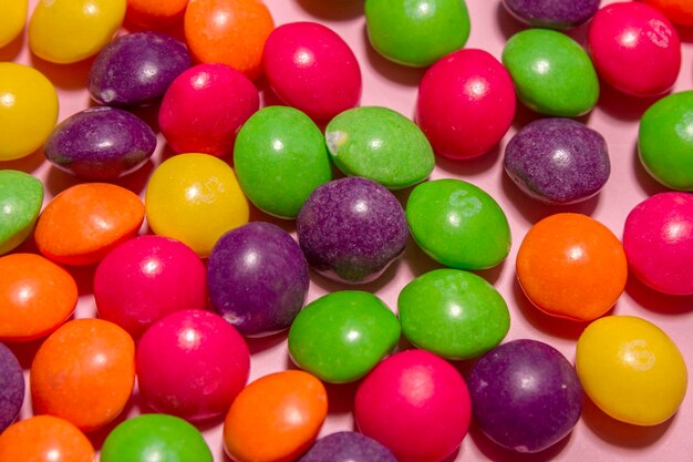 Primer plano de caramelos dulces de bolos multicolores