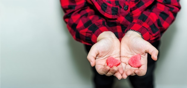 Foto primer plano de caramelos en forma de corazón en la mano