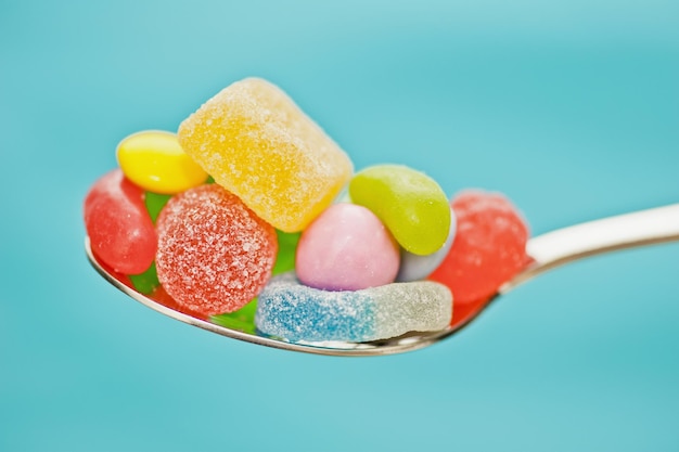 Primer plano de caramelos multicolores en cuchara