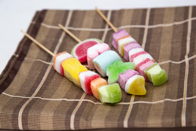 Primer plano de caramelos multicolores en la mesa