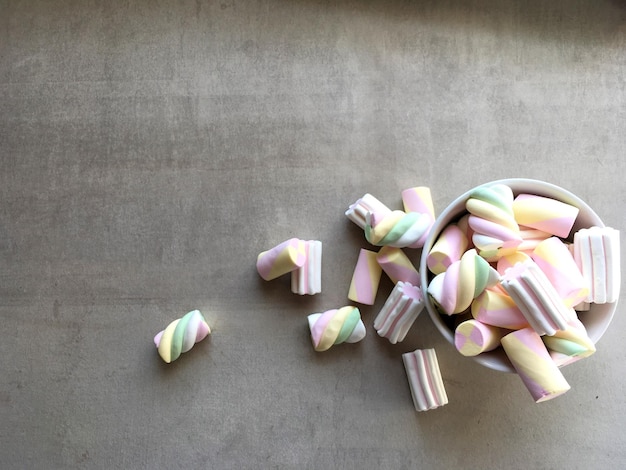 Primer plano de caramelos multicolores