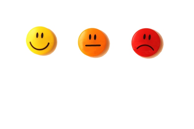 Primer plano de caras sonrientes contra un fondo blanco
