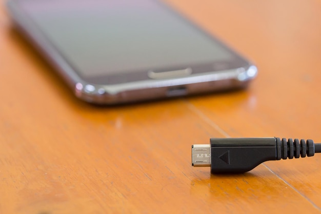 Primer plano de la carga del teléfono inteligente con cable USB