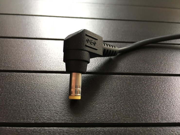 Foto primer plano del cargador de teléfono móvil en la mesa