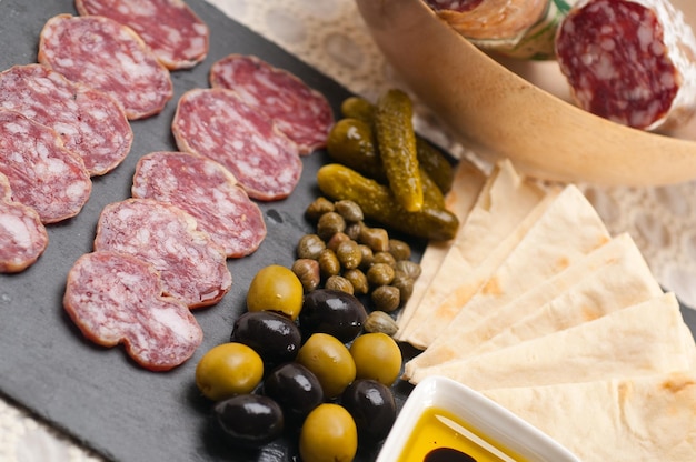 Primer plano de carne con aceitunas y pan servido en la mesa