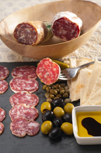 Primer plano de carne con aceitunas y pan servido en la mesa