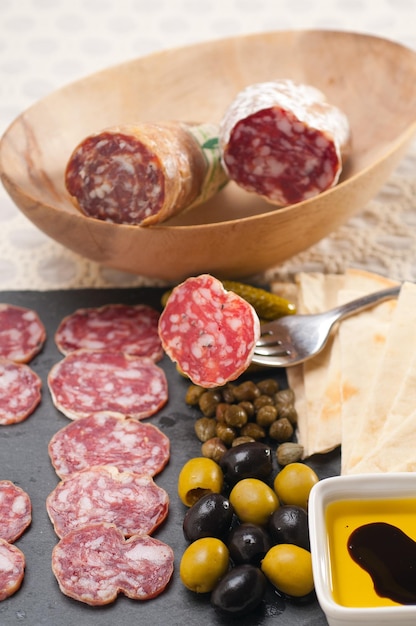 Primer plano de carne con aceitunas y pan servido en la mesa