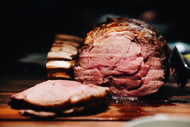 Primer plano de carne asada en la mesa