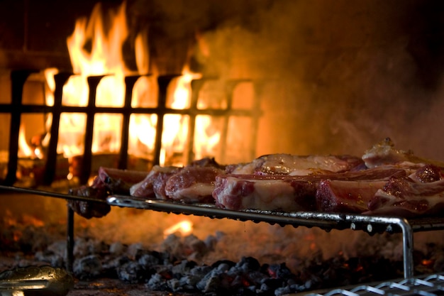 Primer plano de carne asada en una parrilla de barbacoa