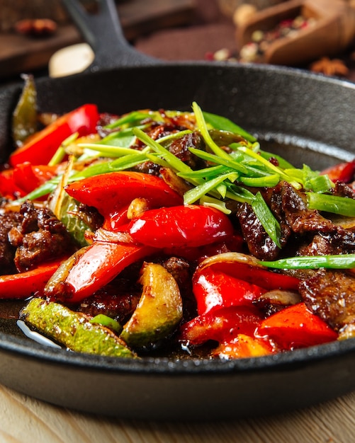 Primer plano de carne asada con verduras