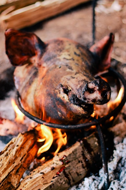 Foto primer plano de carne de cerdo en la parrilla de la barbacoa