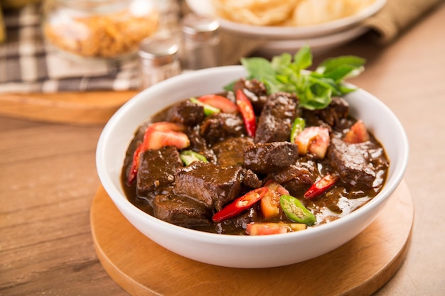 Primer plano de la carne en el cuenco