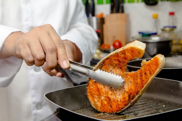 Primer plano de la carne en la mano