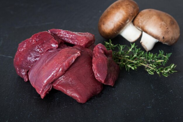 Primer plano de la carne en la mesa