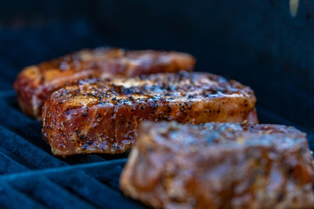 Foto primer plano de carne en la parrilla de la barbacoa