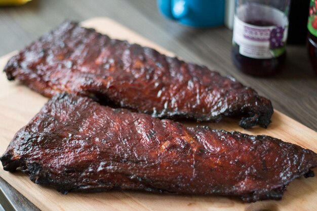 Un primer plano de carne en la parrilla de la barbacoa.