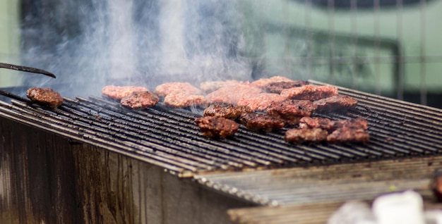 Primer plano de carne en la parrilla de la barbacoa