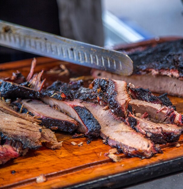 Primer plano de carne en la parrilla de la barbacoa