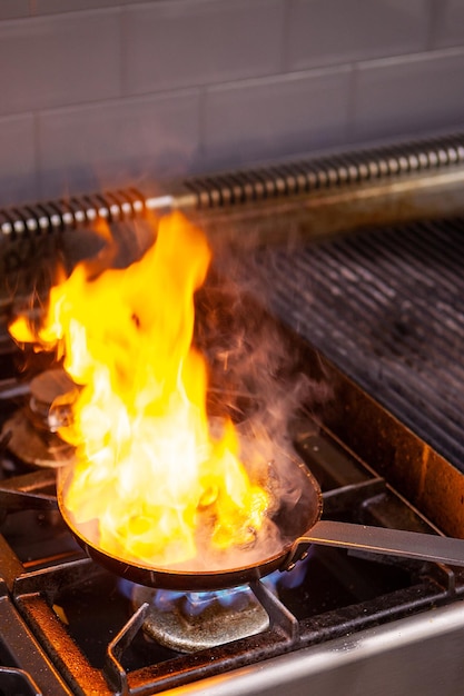 Primer plano de la carne en la parrilla de la barbacoa