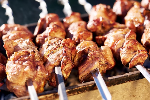 Primer plano de la carne en la parrilla de la barbacoa