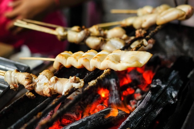 Primer plano de la carne en la parrilla de la barbacoa