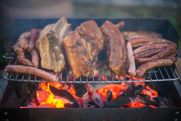 Foto primer plano de carne en la parrilla de la barbacoa