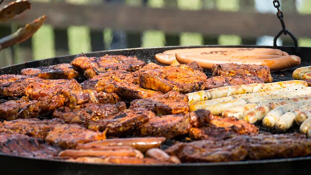 Foto primer plano de carne en la parrilla de la barbacoa