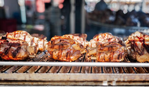 Primer plano de carne en la parrilla de la barbacoa