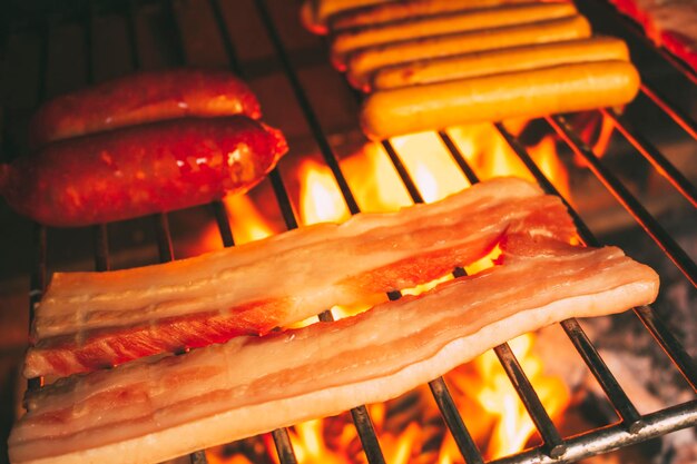 Primer plano de carne en la parrilla de la barbacoa