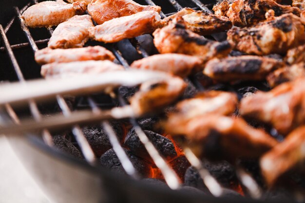 Primer plano de carne en la parrilla de la barbacoa